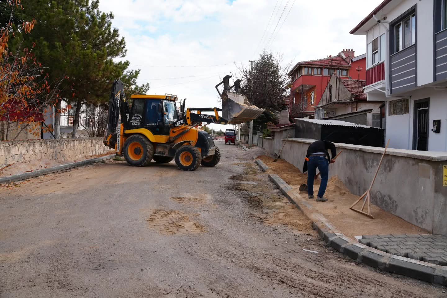 BADEMLİ MAHALLESİNDE KALDIRIM ÇALIŞMALARI DEVAM EDİYOR