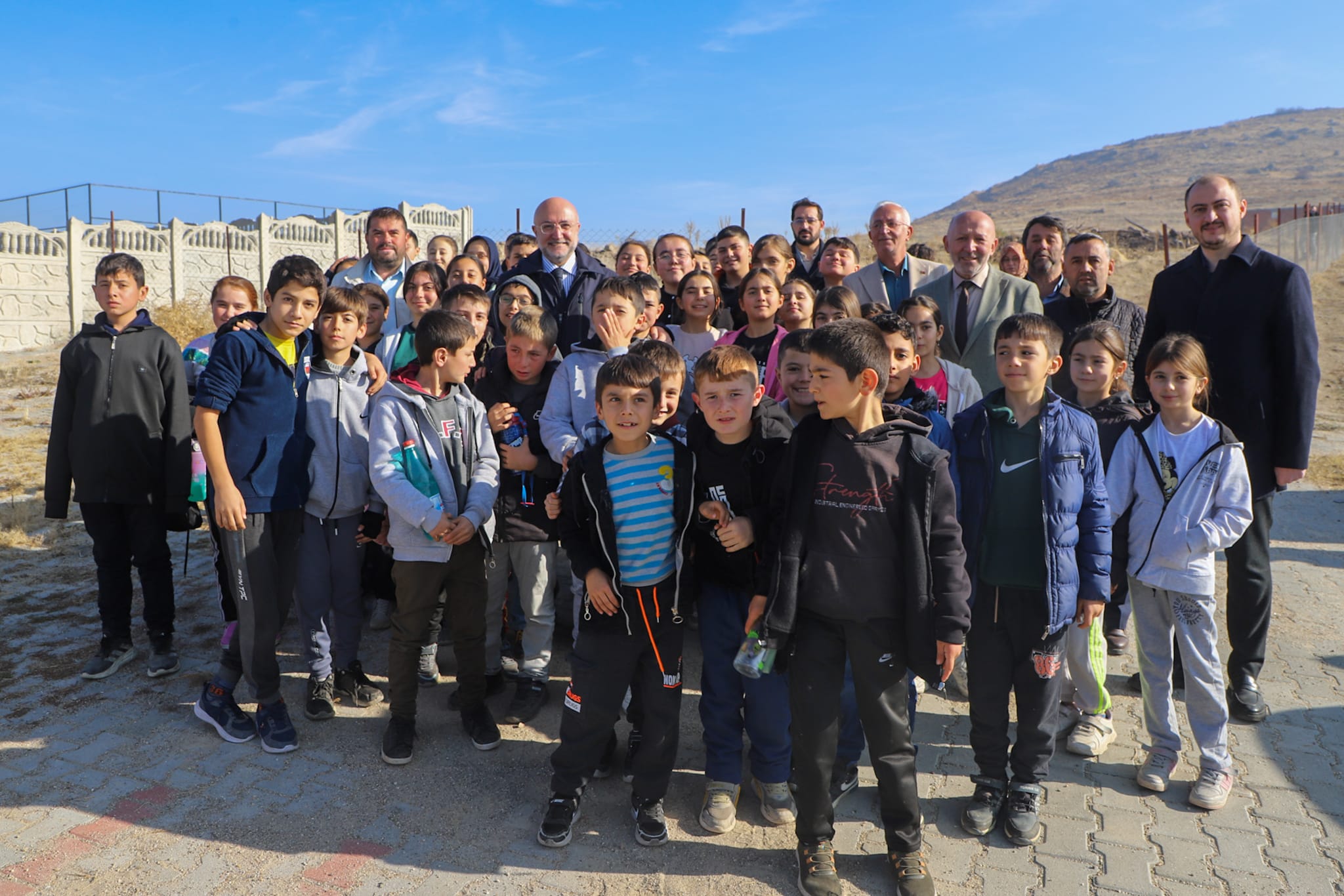 SARIK KÖYÜNDE MİNİKLERİN FİDAN DİKİM COŞKUSUNA AK PARTİ TEŞKİLATI ORTAK OLDU