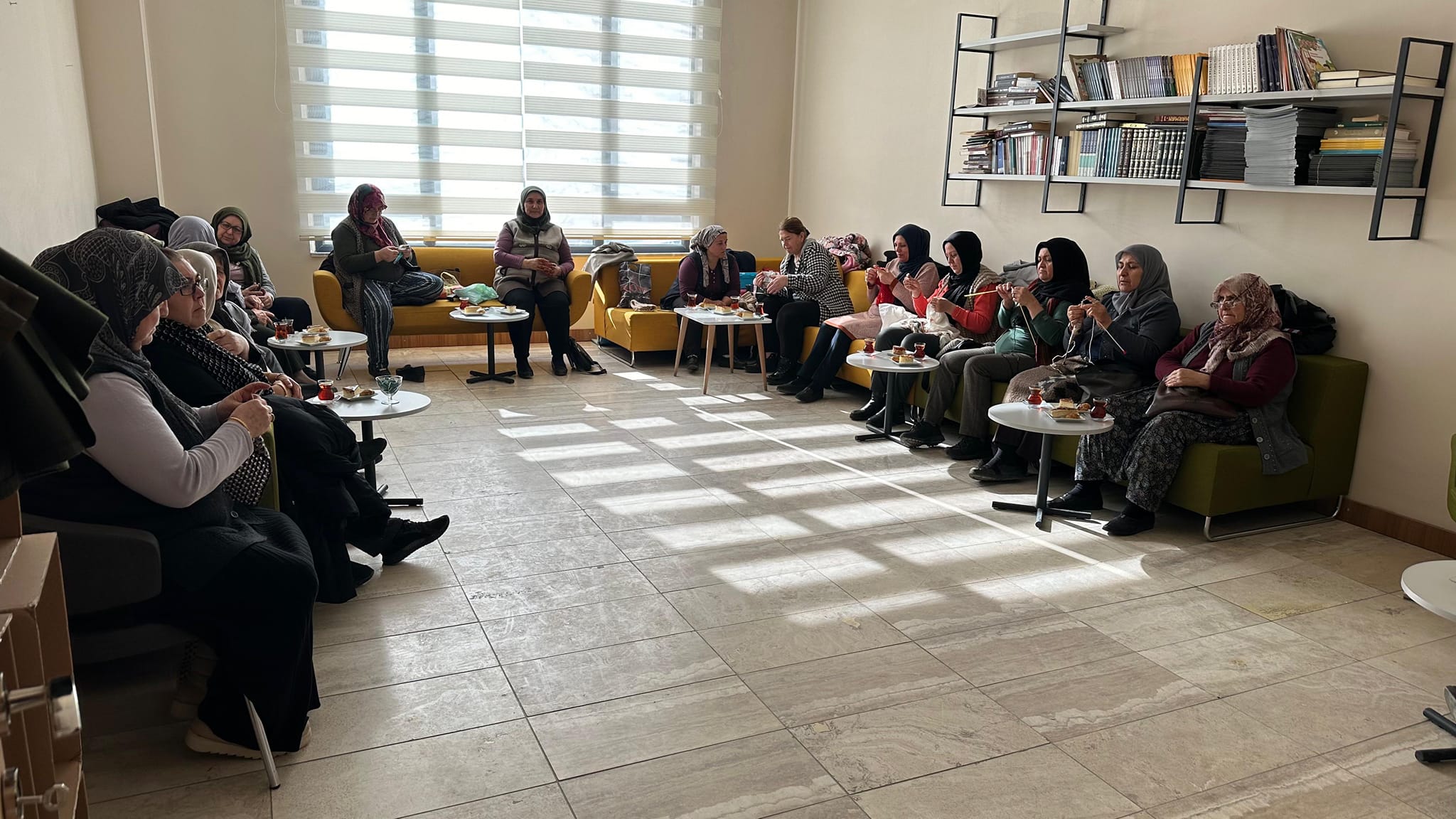 Emirdağ Kadın Kültür Evi'nde Renkli İplerle Örgü Keyfi!