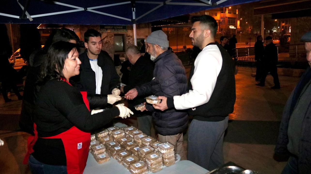 Şehirdeki Camilerde Miraç Kandili için Helva Dağıtımı Yapıldı