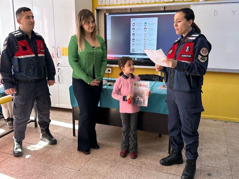 Sarıgöl İlkokulu Öğrencileri Şehitlere Mektup Yazdı, Jandarmadan Cevaplar Geldi