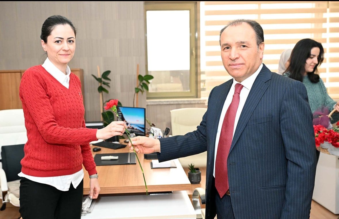 Afyon Kocatepe Üniversitesi'nde Kadın Çalışanlara Özel Kutlama ve Karanfil Jesti