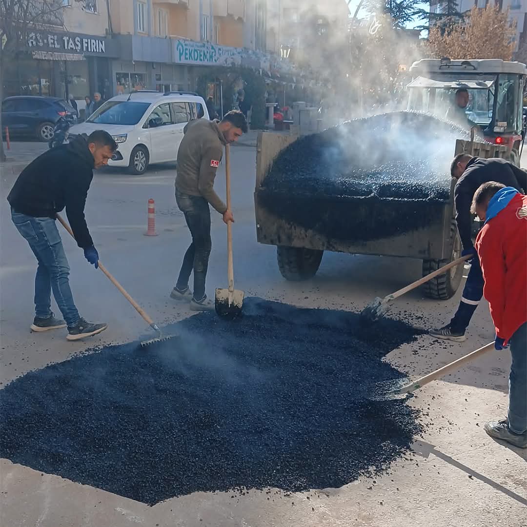 SANDIKLI DA YOL ONARIM ÇALIŞMALARI ARALIKSIZ DEVAM EDİYOR