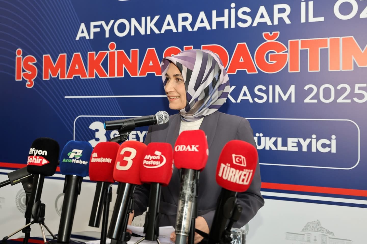 Afyonkarahisar’da Yeni Hizmet Araçları Düzenlenen Törenle Teslim Edildi