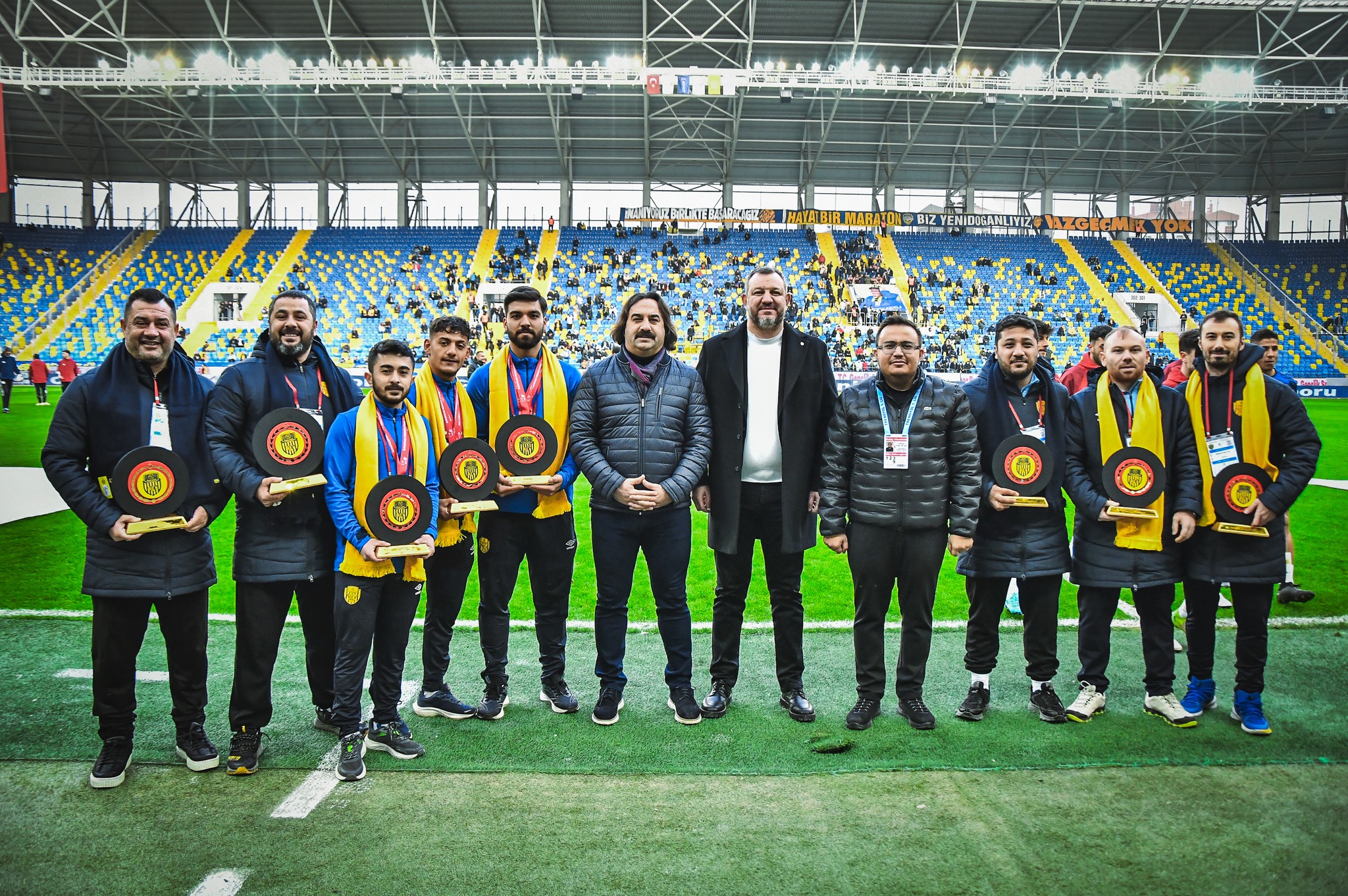 MKE Ankaragücü Başkanı İsmail Mert Fırat, Sporcularını ve Antrenörlerini Onurlandırdı