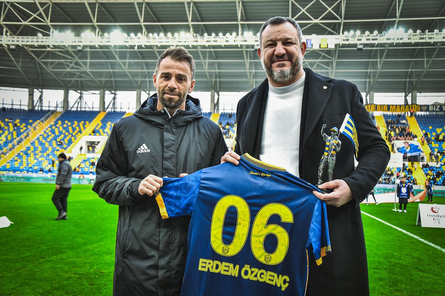İsmail Mert Fırat'tan Emeklilikte Eski Futbolcu Erdem Özgenç'e Teşekkür