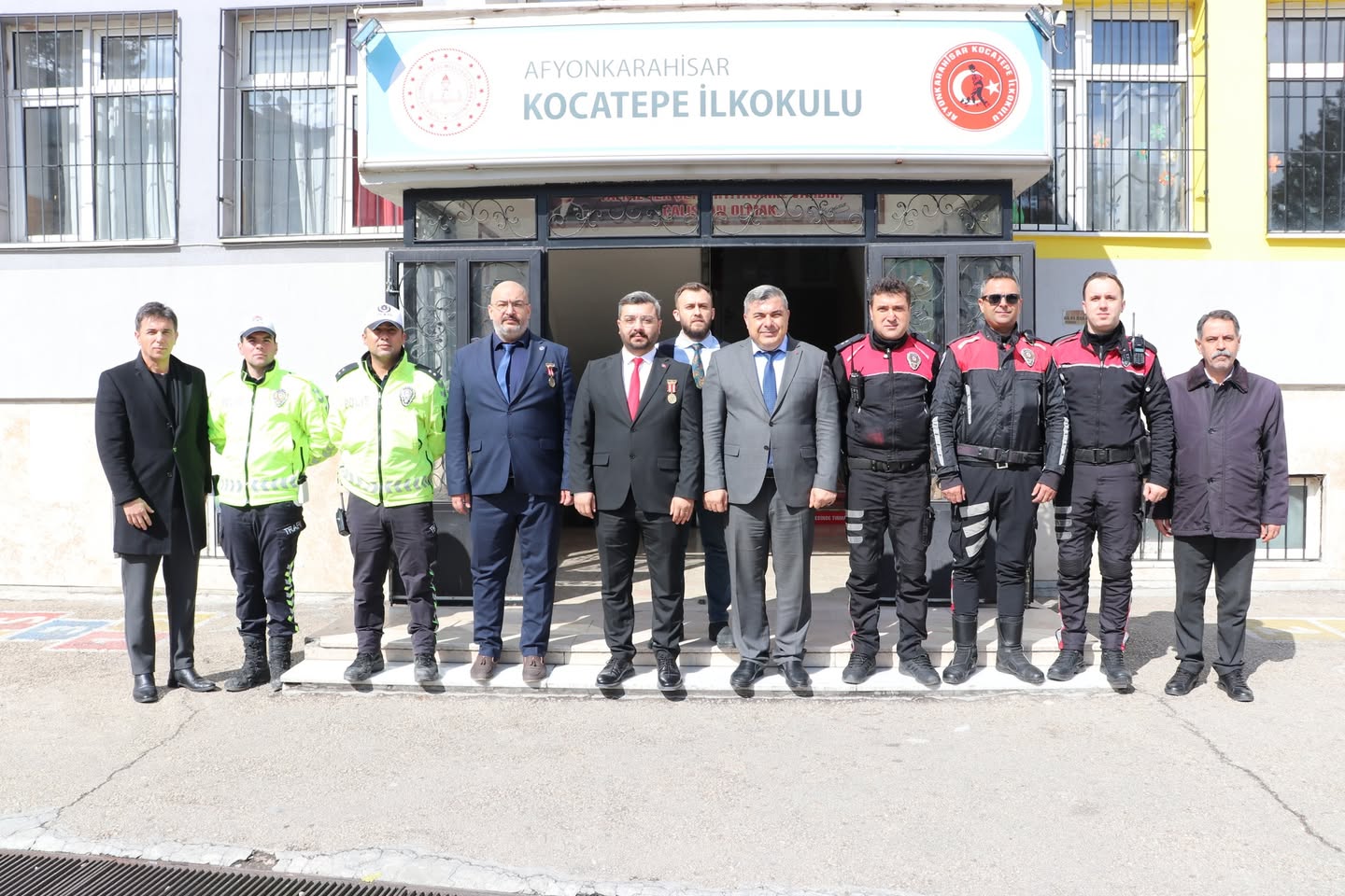 Gazi ve Polisler, Afyonkarahisar'da Öğrencilere Vatan Sevgisini Anlattı
