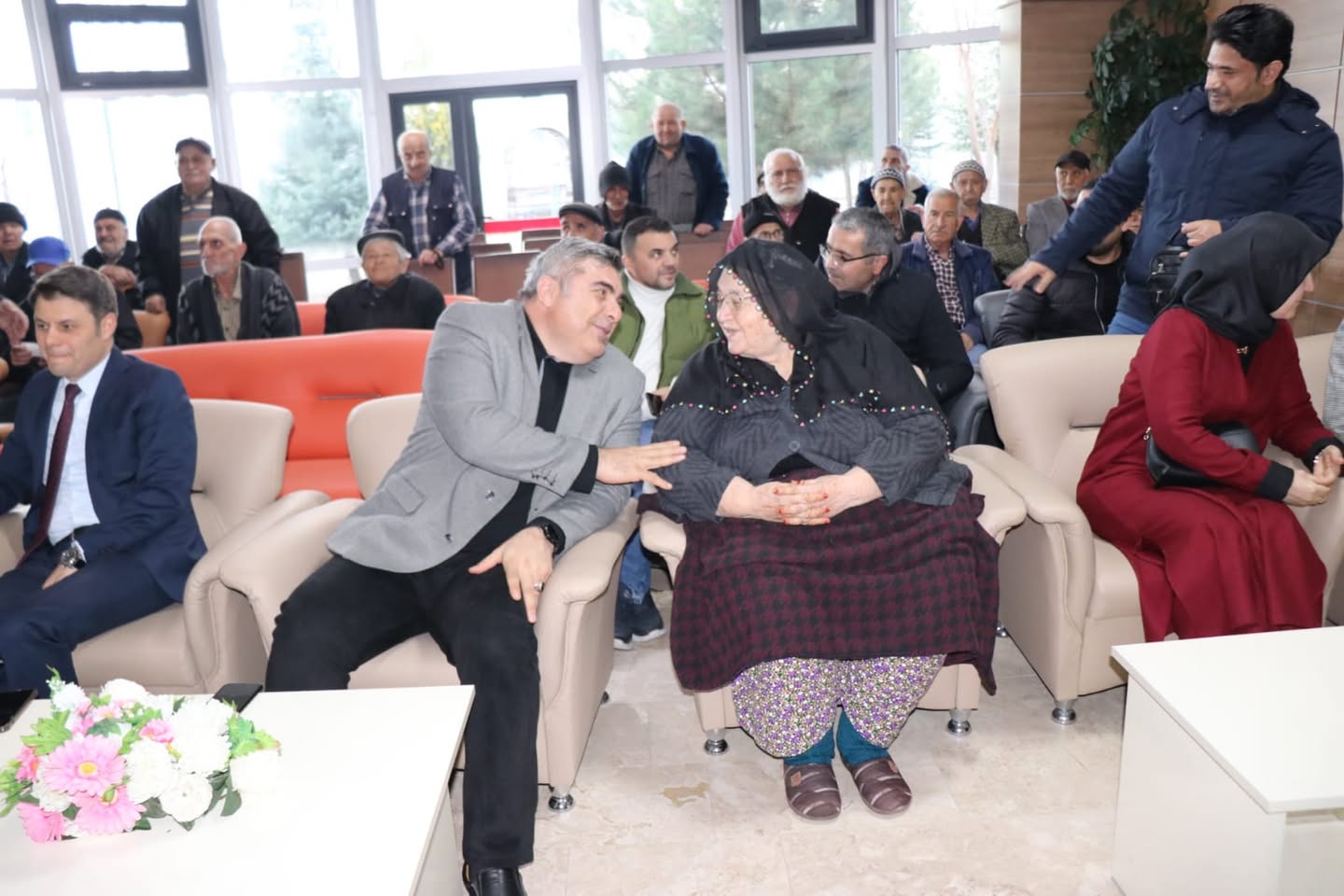 Afyonkarahisar'da Öğrenciler Huzurevindeki Yaşlılarla İftar Sofrasında Buluştu