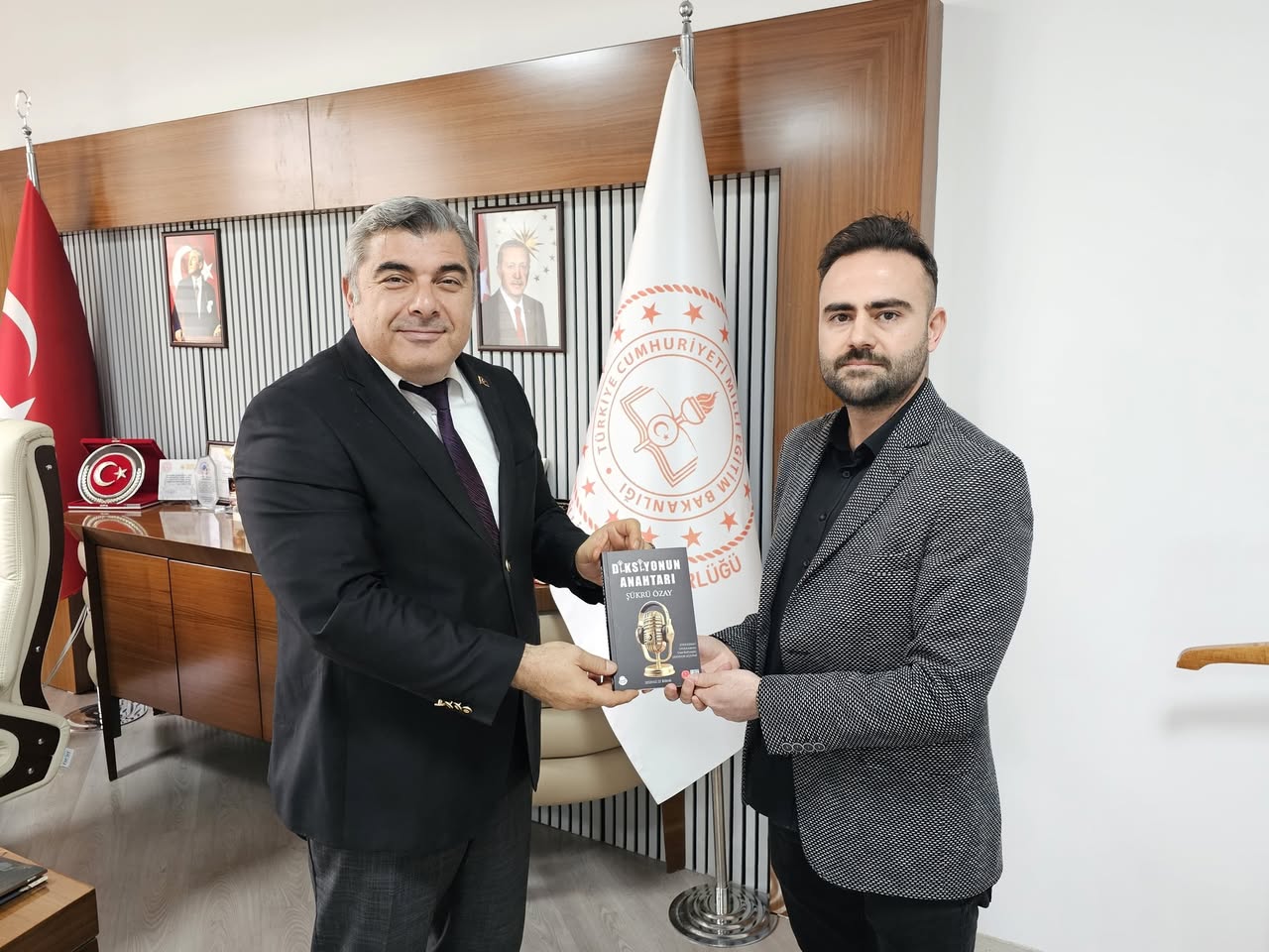 Afyonkarahisar'da Edebiyat Öğretmeninden İl Milli Eğitim Müdürüne Kitap Hediyesi