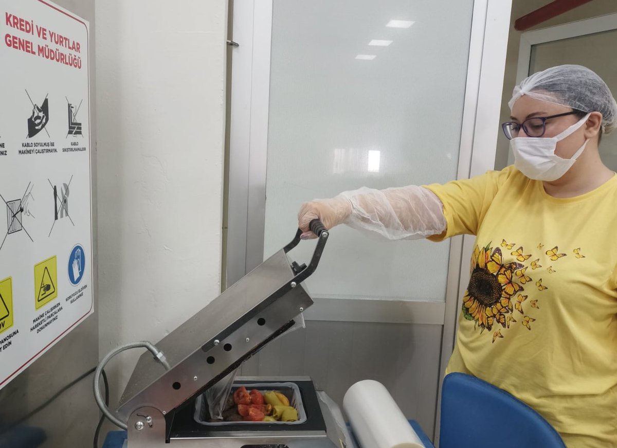 Afyonkarahisar'da Öğrenciler Komşularıyla Sıcak Yemek Paylaştı