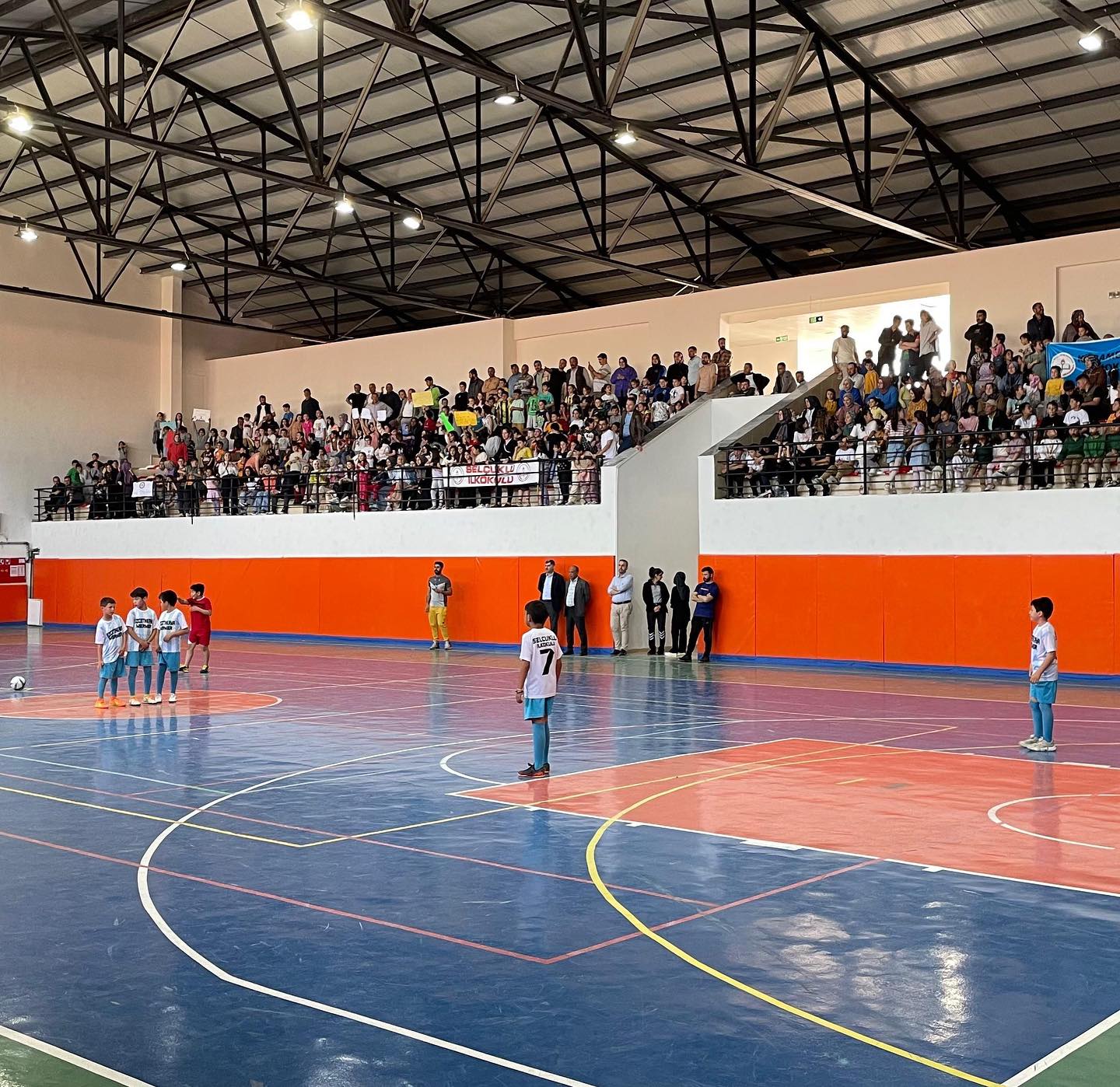 İscehisar'da Okullar Arası Spor Müsabakalarıyla Gençler Şampiyonluk İçin Ter Döküyor
