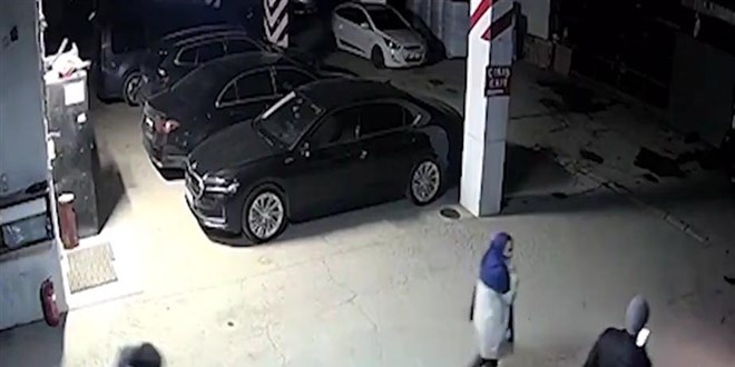 Kartal'daki Otel Yangınında Çalışanların Araçları Kurtarma Çabası Kameraya Yansıdı