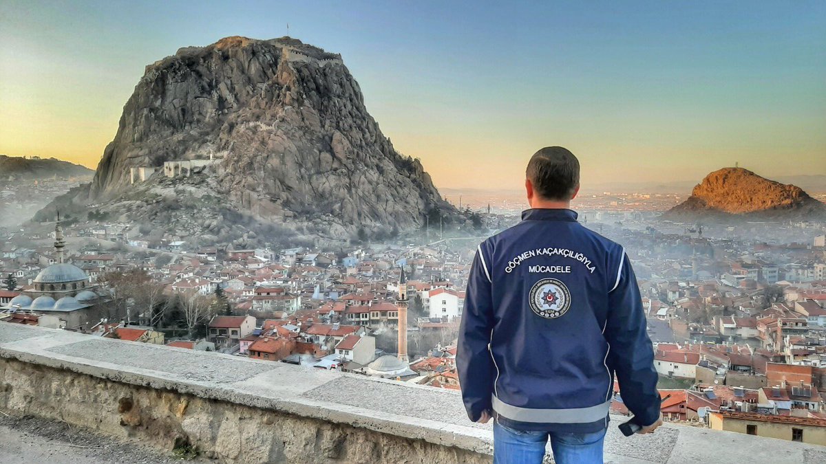 Afyonkarahisar'da Göçmen Kaçakçılığı Operasyonu: Kimlik Sahtekarlığıyla Yakalanan Şüpheliler
