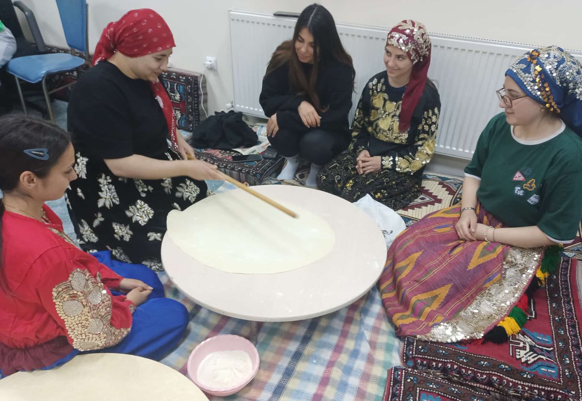 Afyonkarahisar'daki Gençler Geleneksel Bükme Yapımını Öğreniyor
