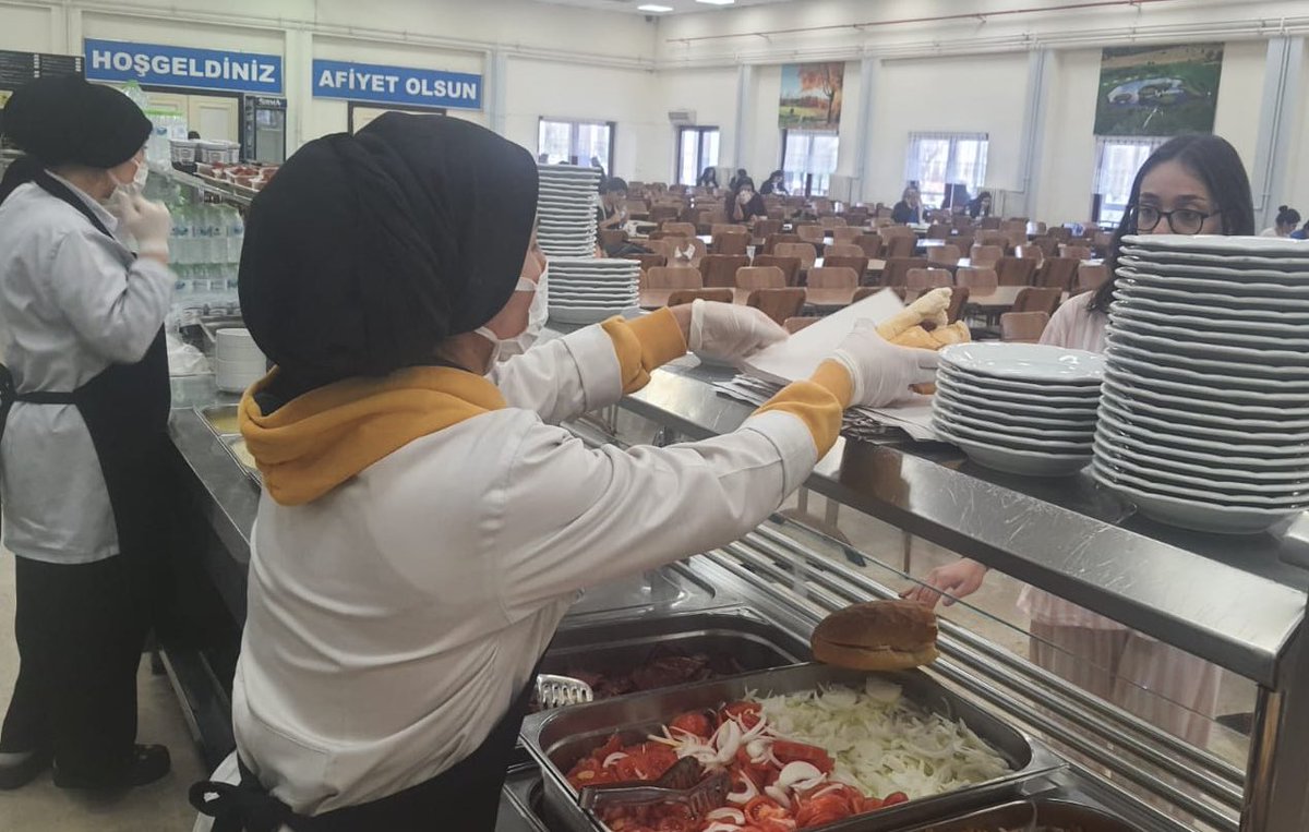 Afyonkarahisar'daki Safiye Sultan Yurdu'nda Öğrencilere Sucuk Ekmek Ziyafeti