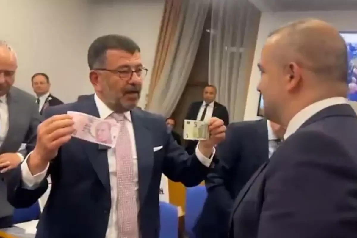 Merkez Bankası Başkanı Karahan, Meclis'te Dövizli Protestoyla Karşılaştı