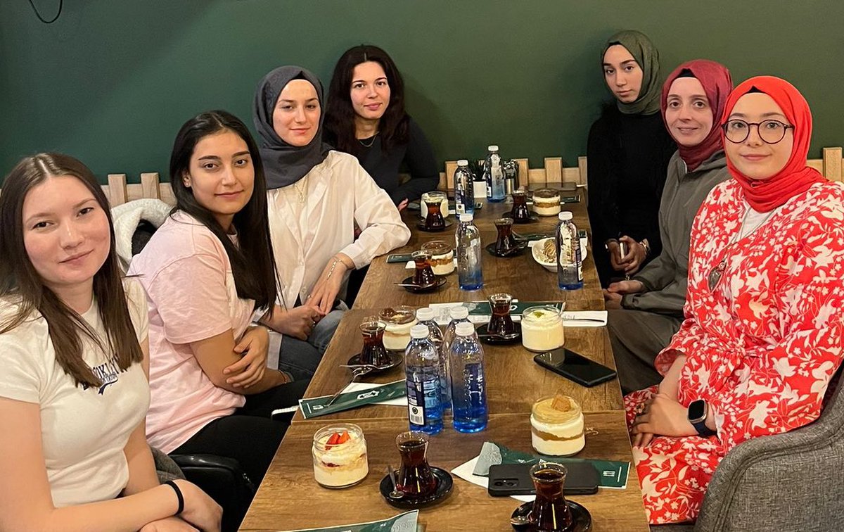 Afyonkarahisar'da Öğrenciler, Manevi Rehberleriyle Keyifli Sohbet Gecesi Yaşadı