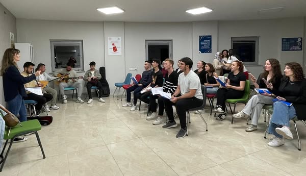 Afyonkarahisar GSB Yurtlarında Kalan Öğrencilerden Sanat Dolu Koro Çalışmaları Başladı