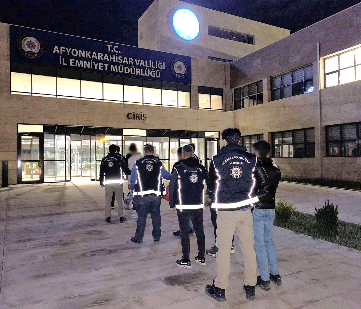 Afyonkarahisar'da Göçmen Kaçakçılığı Operasyonu: Kimliksiz 20 Yabancı Uyruklu Şahıs Yakalandı