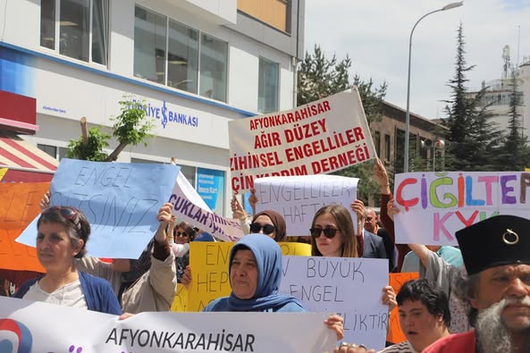 AK Parti Afyonkarahisar Heyeti, Engelliler Platformu Yürüyüşüne Destek Verdi