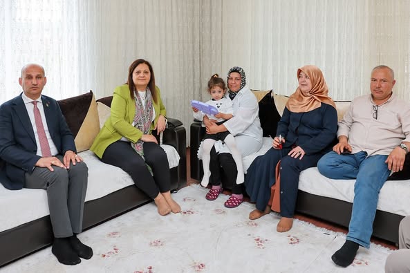 Afyonkarahisar Belediye Başkanı Köksal, Şehit Uzman Çavuş Özen'in Ailesini Ziyaret Etti