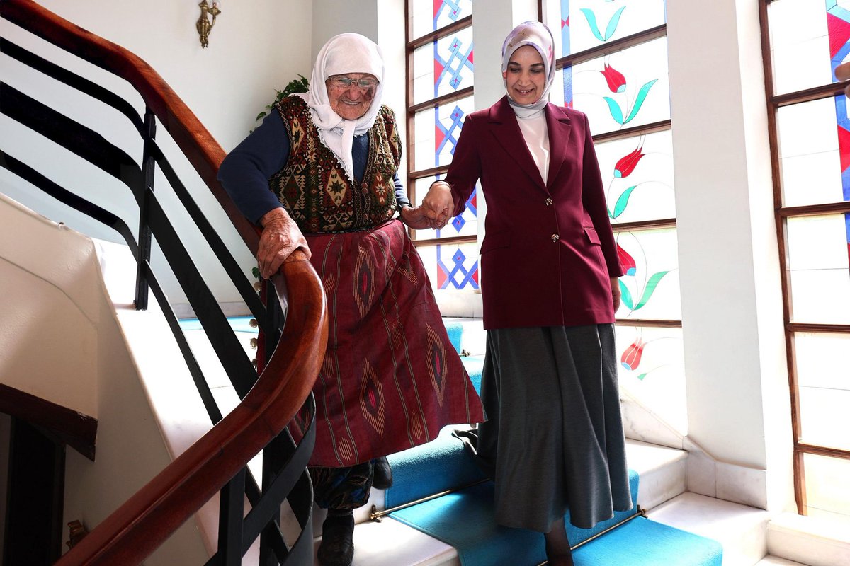 Afyonkarahisar Valisi Kübra Güran Yiğitbaşı, Kocatepe Beldesi'nden Şerife Teyze'yi Makamında Kabul Etti