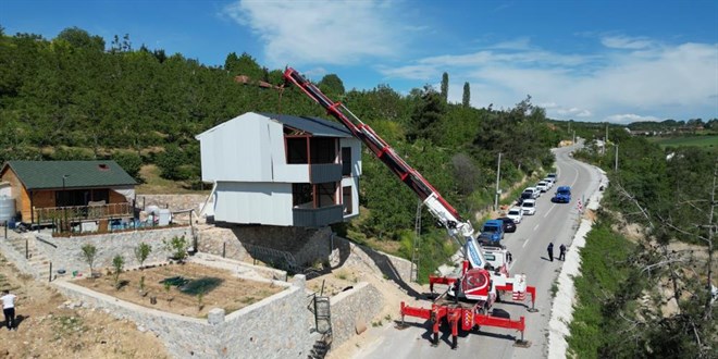 İnegöl'de Kaçak Villa Sahibi, Yıkımı Vinçle Engelledi