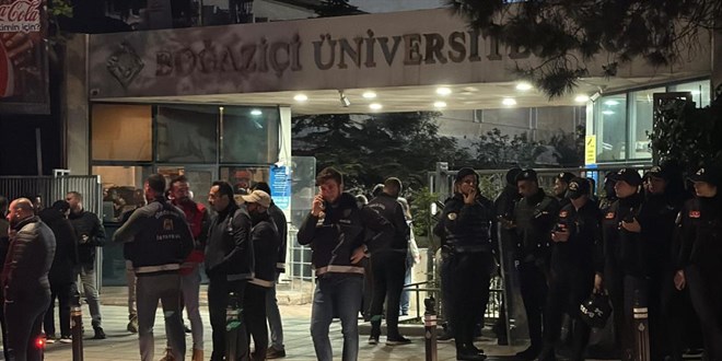 Boğaziçi Üniversitesi'nde Göstericiler ve Polis Arasında Gerginlik: 13 Polis Yaralandı, 97 Kişi Gözaltına Alındı