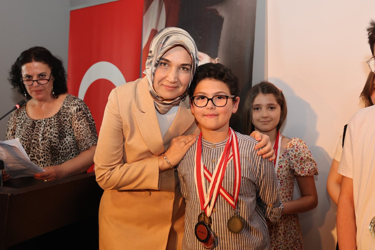 Afyonkarahisar Valisi Yiğitbaşı, İnternet Klavye Şampiyonlarımızı Kutladı