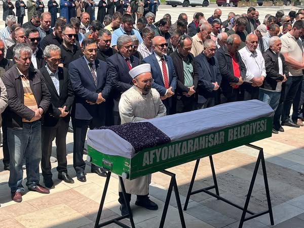 AK Parti Afyonkarahisar İl Başkanı Şahin, Çaylı'nın Cenaze Namazına Katıldı