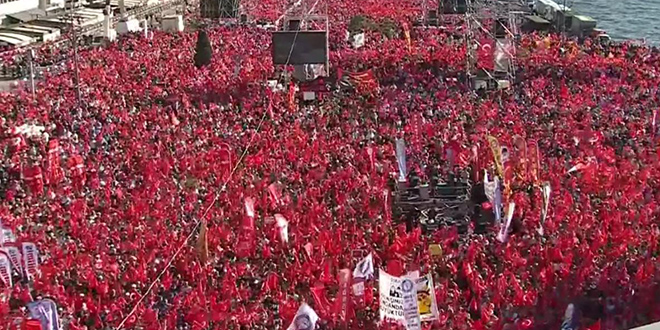 İzmir Mitingi'nde Katılımcı Sayısı Farklılık Gösteriyor