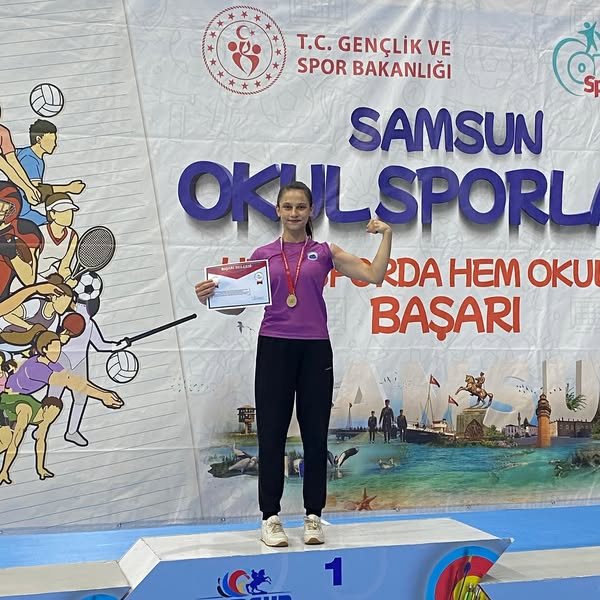 Afyonkarahisarlı Emine Sümeyye Yeşilay Türkiye Bilek Güreşi Şampiyonu Oldu