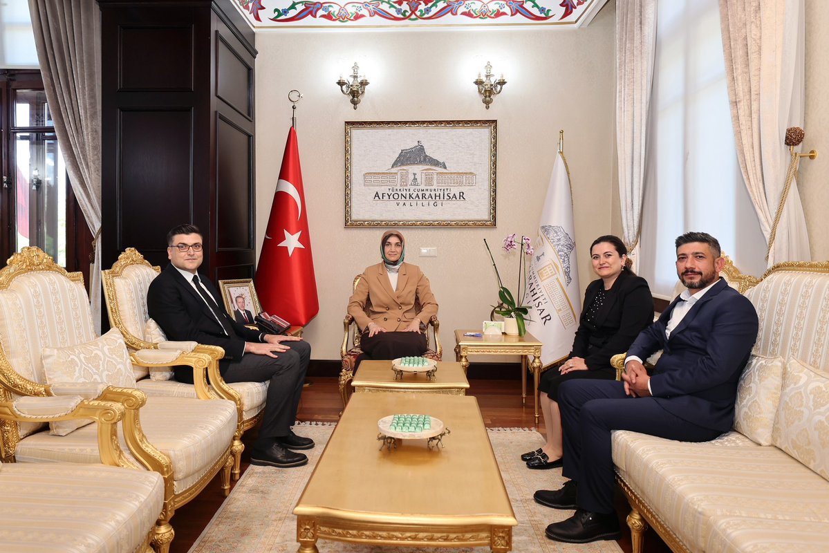 Afyonkarahisar Valisi Doç. Dr. Yiğitbaşı, Öğretmen ve Ailesini Makamında Ağırladı