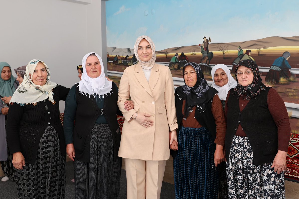 Afyonkarahisar Valisi Yiğitbaşı Çobanlar Kadın Kültür Evi'ni Ziyaret Etti