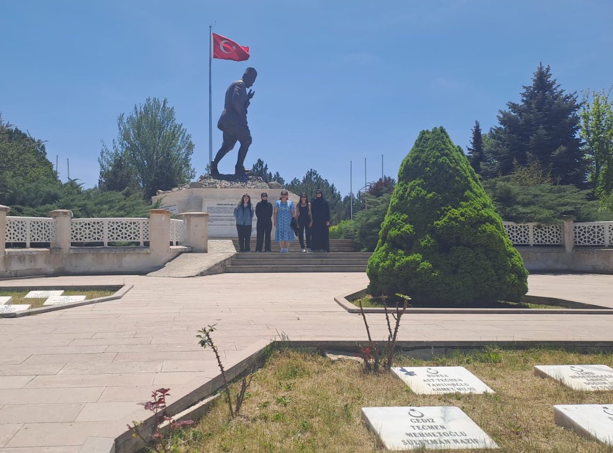 Afyonkarahisar'da Öğrencilerden Şehitleri Anma ve Engelli Bakım Merkezi Ziyareti