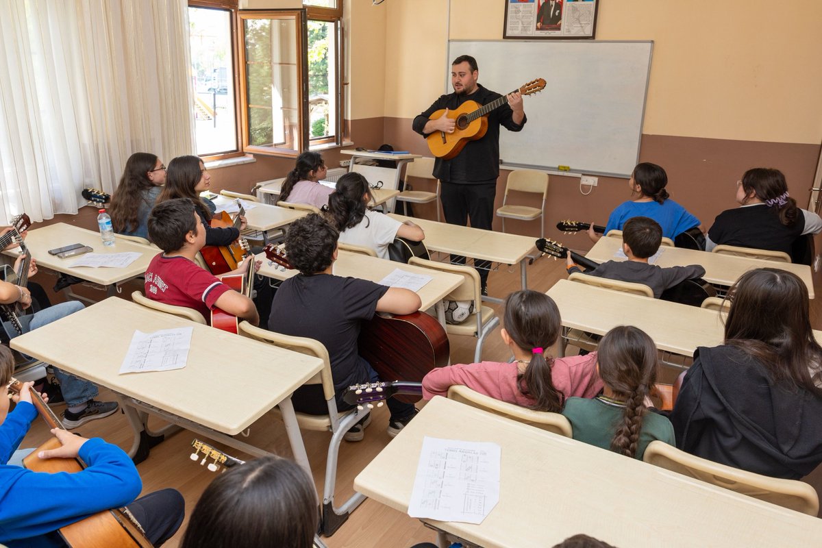 Afyonkarahisar Belediyesi'nden Gençlere Ücretsiz Gitar Kursu İmkanı