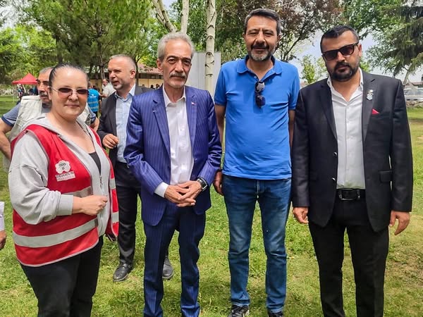 AK Parti Afyonkarahisar Heyeti Yetimsev Derneği'nin Bahar Şenliği'ne Katıldı