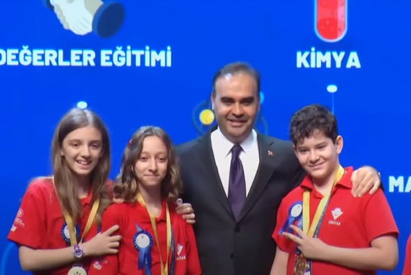 Afyonkarahisar'dan TÜBİTAK'ta Büyük Başarı: 3 Birincilik, 1 İkincilik ve 2 Üçüncülük