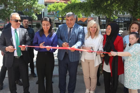 Afyonkarahisar'da Özel Yürekler Kurs Merkezi Yıl Sonu Sergisi Yoğun İlgi Gördü