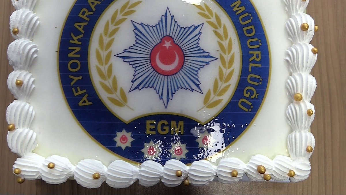 Afyonkarahisar Emniyet Müdürü Erol, Personelinin Sürpriz Kutlamasıyla Doğum Günü Kutladı