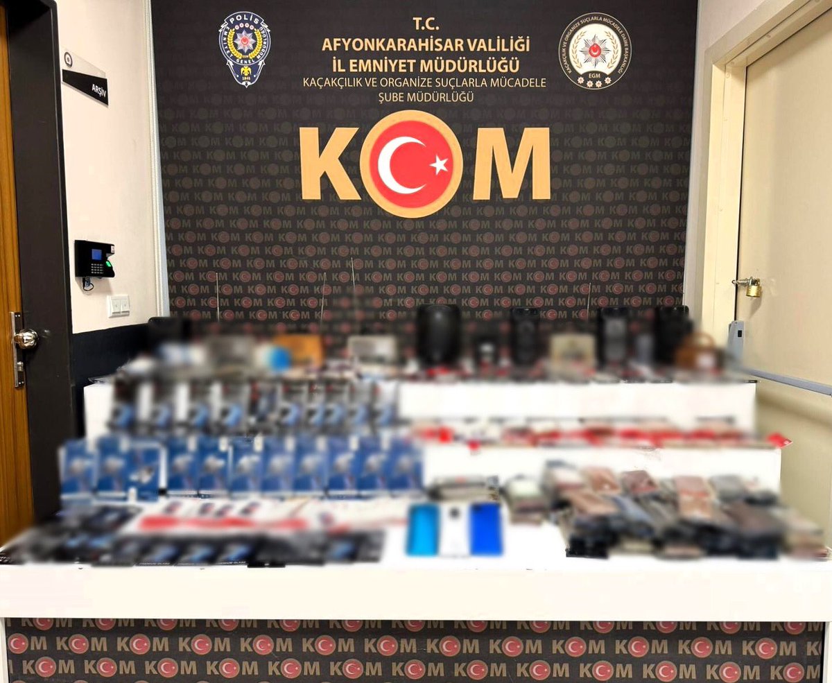 Afyonkarahisar'da Kaçakçılık Operasyonu: 3 Akıllı Cep Telefonuna El Konuldu