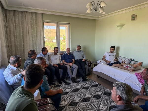 AK Parti Afyonkarahisar İl Başkanı Şahin, Geçirdiği Kaza Sonrası Emre Derebey'i Ziyaret Etti