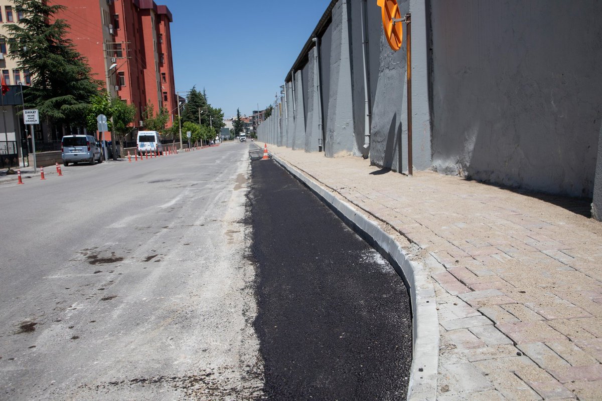 Afyonkarahisar'da Trafiğe Nefes Aldırıldı: Zübeyde Hanım Caddesi Kaldırım Düzenlemesi Tamamlandı
