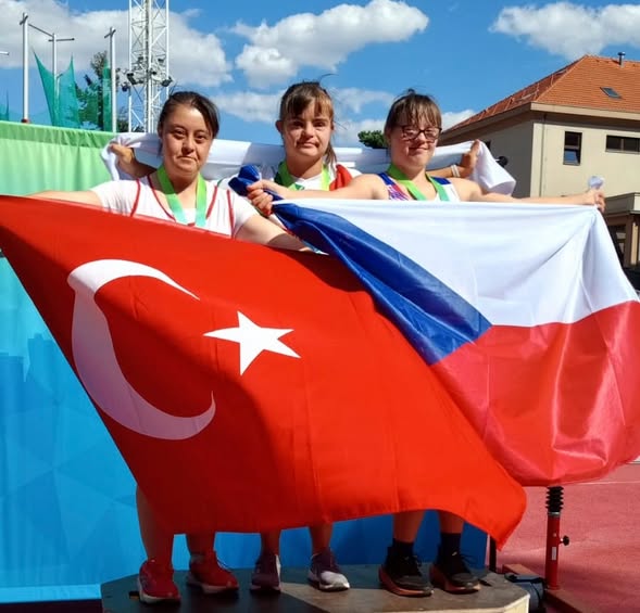 Afyonkarahisar'dan Avrupa Şampiyonluğu: Down Sendromlu Sporcu Münevvere Yılmaz Avrupa İkincisi Oldu