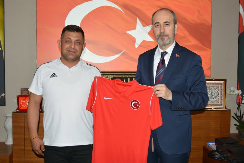 Afyonkarahisar'da Güreş Başarısı: Antrenör Yağcı İl Sağlık Müdürü'nü Ziyaret Etti
