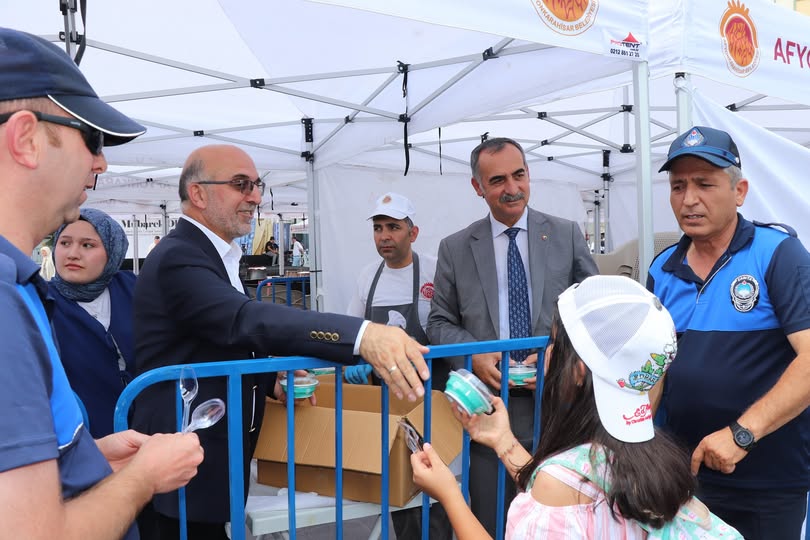 Afyonkarahisar'da Geleneksel Aşure Günü Etkinliği Zafer Meydanı'nda Gerçekleştirildi