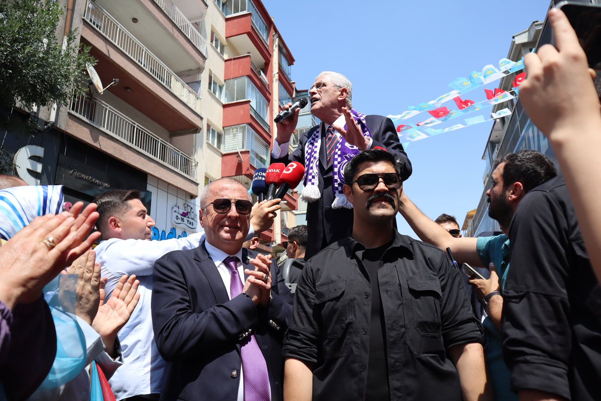 Afyonkarahisar'da Coşkulu Karşılama: Müsavat Dervişoğlu Partililerle Buluştu