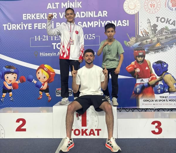 Afyonkarahisar Boks Takımı Tokat'ta Başarı Elde Etti: Alt Minikler Türkiye Şampiyonası'nda Üçüncülük ve Derece Maçına Yükselme