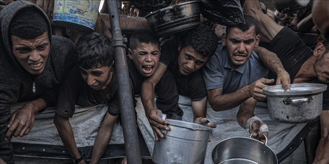 Gazze'de Açlık Krizi: İsrail Yardım Tırlarını Toprağa Gömdü