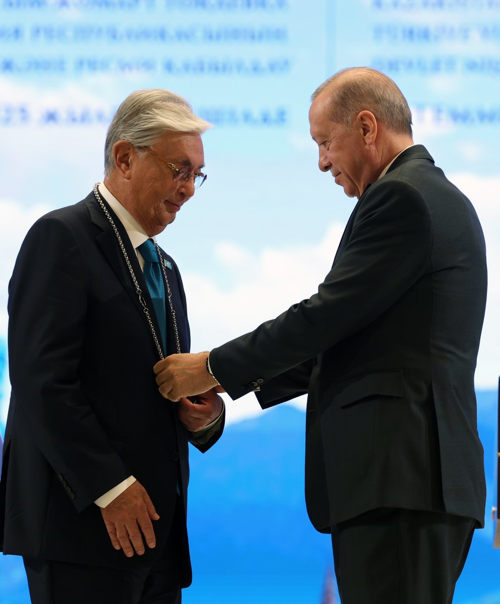 Erdoğan, Kazakistan Cumhurbaşkanı Tokayev'e Devlet Nişanı Verdi